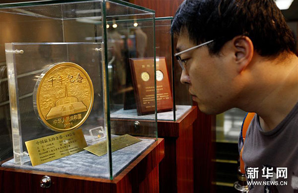 近日，由中國人民銀行貨幣金銀局主辦、中國印鈔造幣總公司承辦的“國幣之尊藝術(shù)之美”——人民幣硬幣發(fā)行60周年全國巡展在上海圖書館舉行，展示了自1957年12月1日正式發(fā)行人民幣硬幣起，已經(jīng)發(fā)行的4套流通硬幣、96個品種108枚普通紀(jì)念幣和2000余種貴金屬紀(jì)念幣。