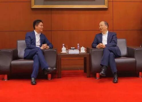 中國工商銀行董事長易會滿和京東集團董事局主席兼首席執(zhí)行官劉強東見證了雙方合作協(xié)議的簽署。 