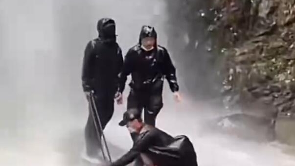 暴雨天打卡瀑布出什么片？ 警示教育片！